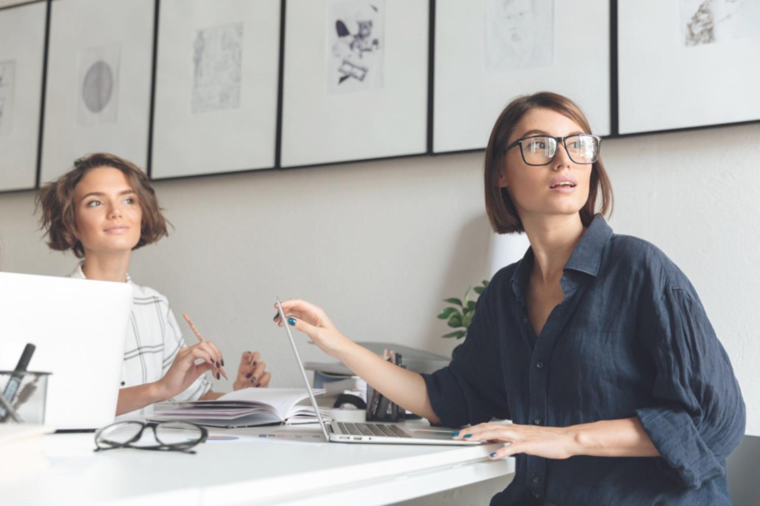 Entrepreneur suivant une formation en ligne sur son ordinateur portable