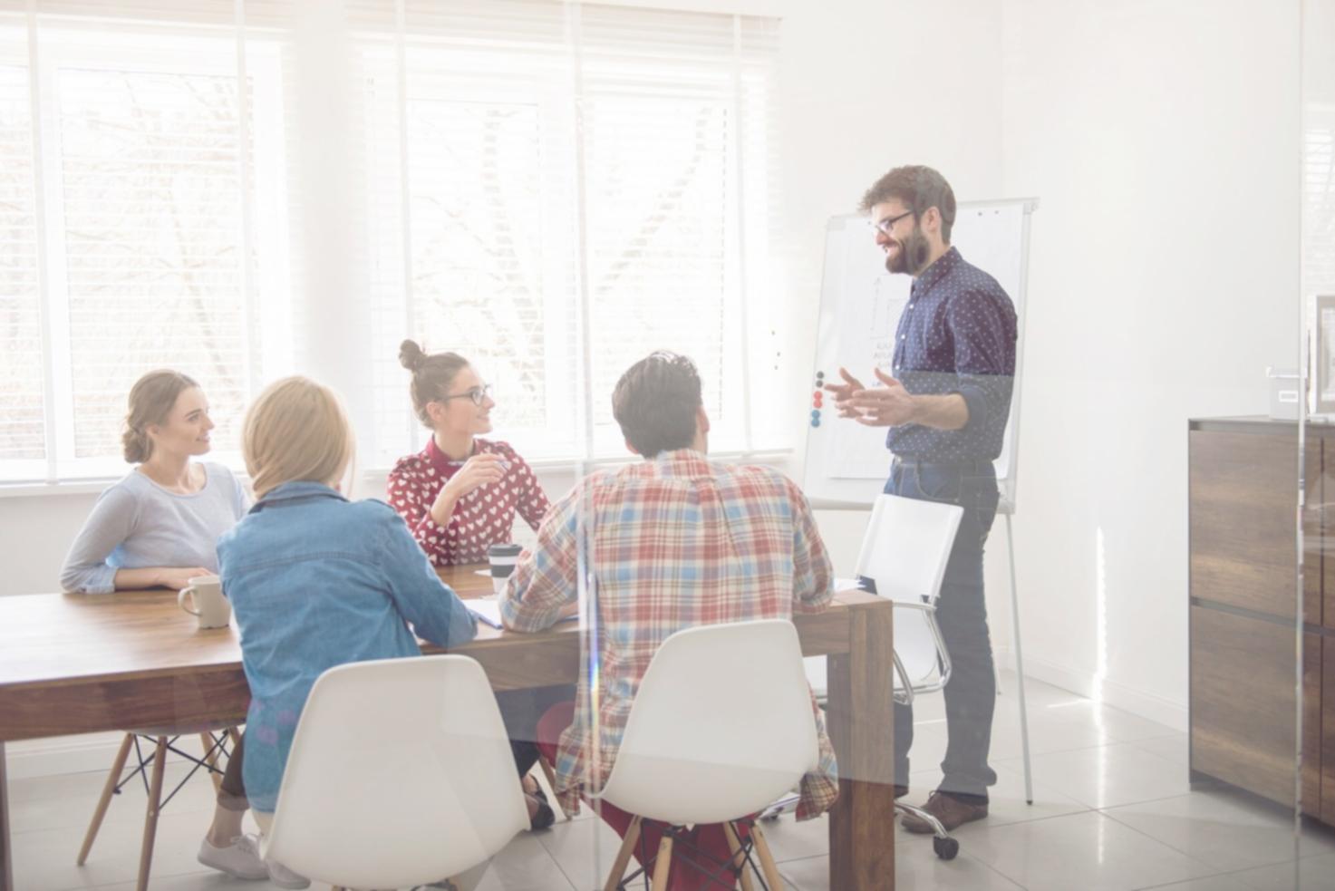 Professionnel présentant des analyses financières lors d'une session interactive