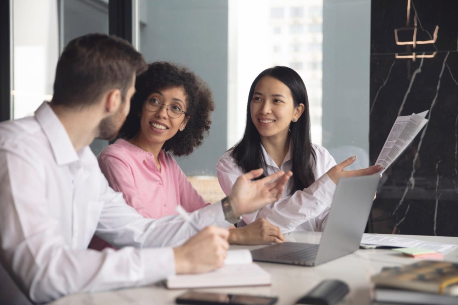 Séance de travail collaborative sur un plan d'affaires avec plusieurs entrepreneurs